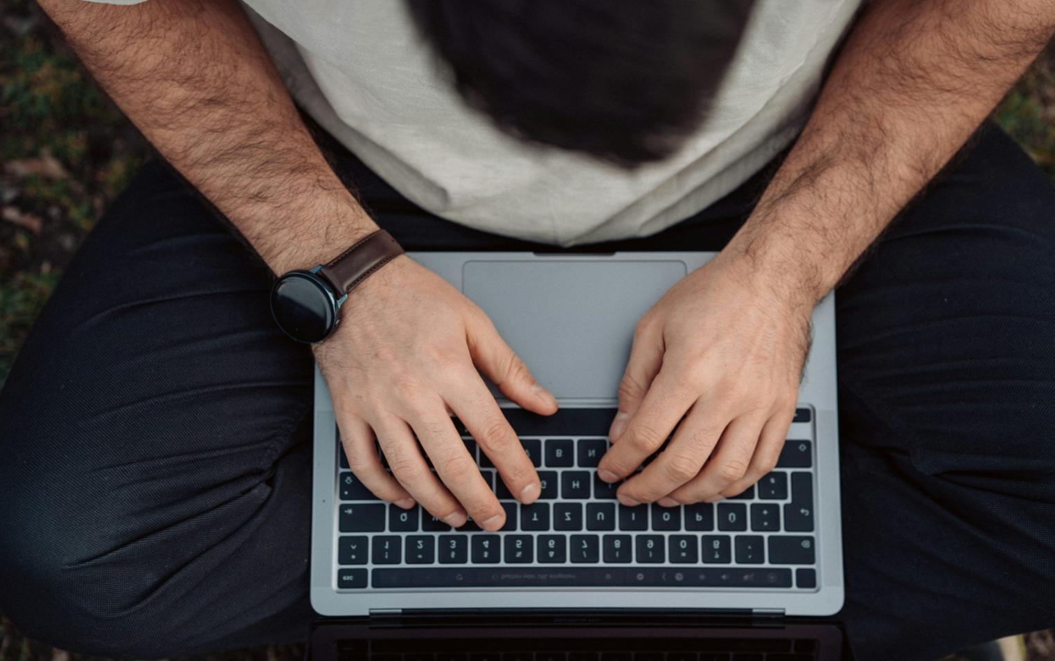 Espacio de trabajo moderno con equipos preparados para gestión financiera empresarial