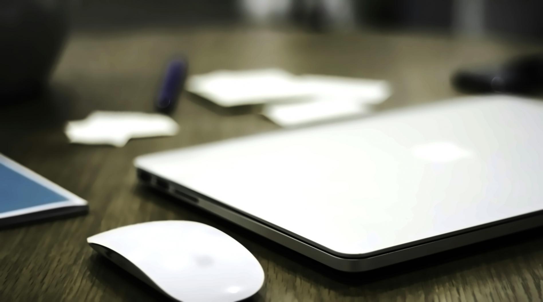 Profesional revisando informes financieros en dispositivo móvil desde ubicación remota