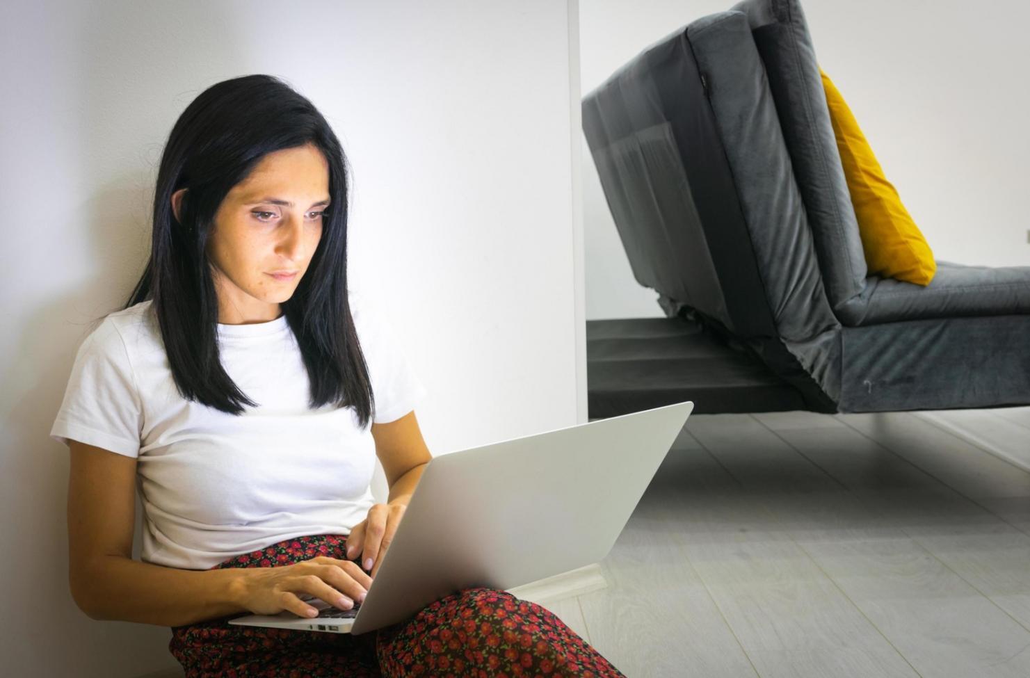 Equipo de soporte técnico asistiendo a cliente con configuración de herramientas financieras