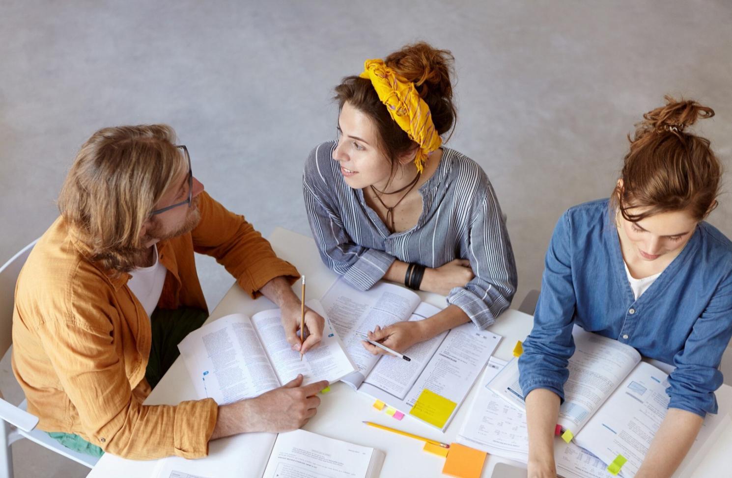 Profesionales trabajando en estrategias de planificación financiera