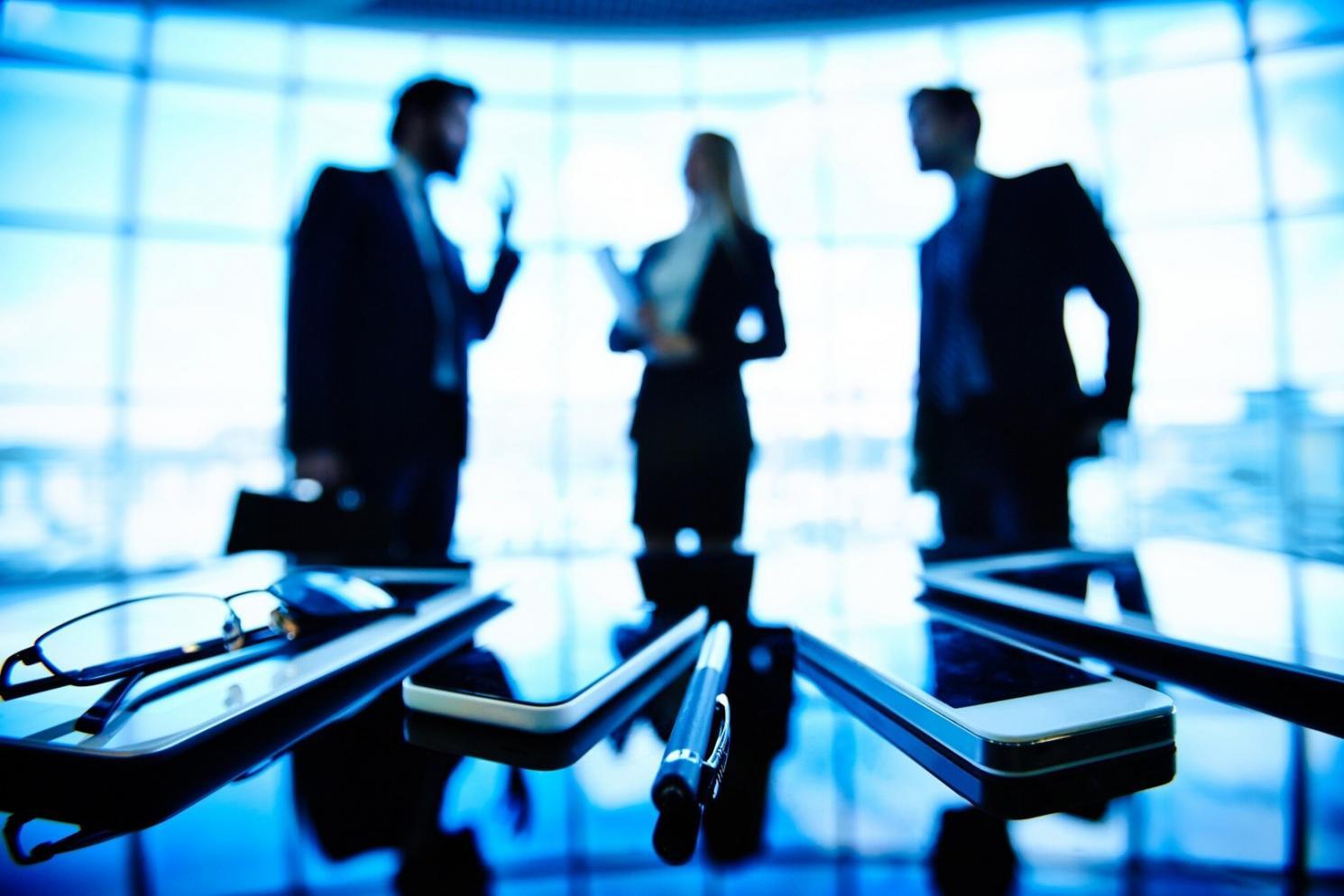 Estudiante revisando documentos financieros con asesor